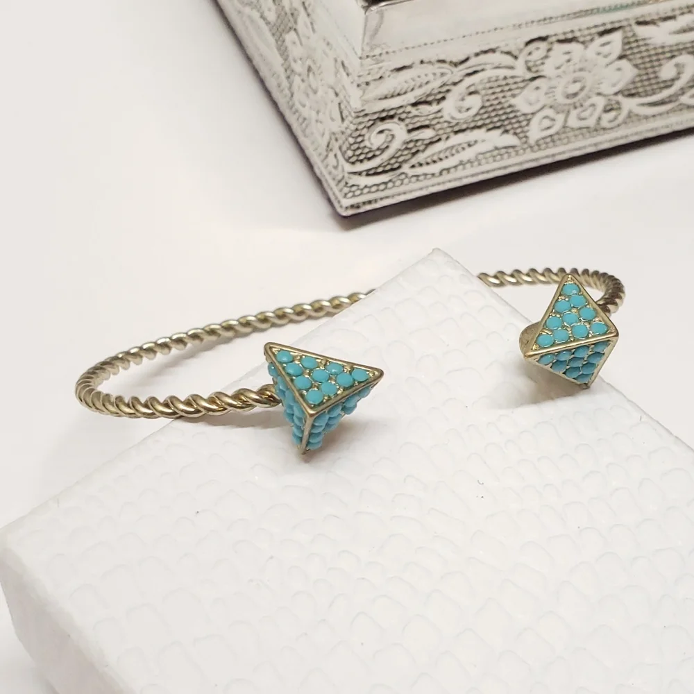 turquoise triangle